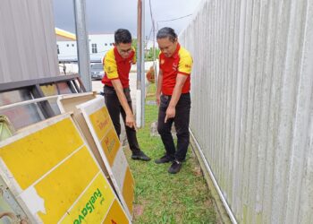 MOHAMMAD Firdaus Zulkifli (kiri) menunjukkan antara lokasi  ‘kubur’ kucing yang mati digilis kenderaan yang ditanamnya sejak 10 tahun lalu ketika ditemui di pekan Rembau, semalam.-UTUSAN/NOR AINNA HAMZAH.