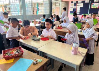 MURID-murid tahun satu yang majoritinya Melayu dengan tiada seorang pun kanak-kanak berbangsa Cina pada hari pertama sesi persekolahan di Sekolah Jenis Kebangsaan Cina (SJKC) Kong Aik, Mata Ayer, Perlis hari ini.-UTUSAN/ASYRAF MUHAMMAD