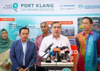 ANTHONY Loke Siew Fook dalam sidang akhbar selepas peluncuran Malaysia Maritime Single Window (MMSW) oleh Lembaga Pelabuhan Klang (LPK) dan Majlis sambutan Tahun Baru Cina di Pusat Konvensyen KSL, Klang. - UTUSAN/SADDAM YUSOFF