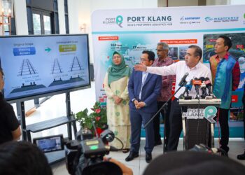 ANTHONY LOKE Siew Fook menunjukkan perbezaan landasan bagi pembinaan jajaran ECRL Seksyen D di Klang, Selangor, hari ini. -UTUSAN/SADDAM YUSOFF