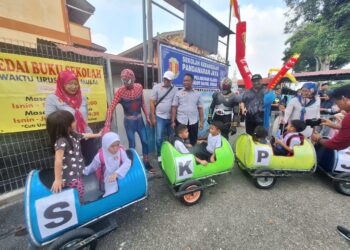 HADITH Jamaludin (empat dari kiri) bersama dua adiwira di Sekolah Kebangsaan (SK) Pandamaran Jaya, Klang, Selangor. – UTUSAN/ ISKANDAR SHAH MOHAMED