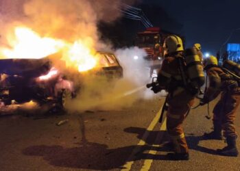 ANGOTA Jabatan Bomba dan Penyelamat Malaysia (JBPM) Selangor memadam kebakaran sebuah kemalangan melibatkan kereta Kia Sorento dan sebuah lori polis.