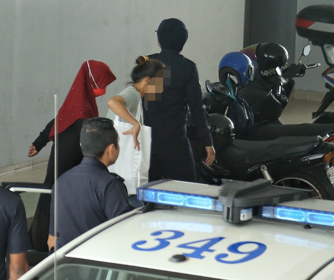 Gadis mengaku tekap sudu panas kepada kanak-kanak