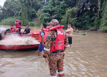 OPERASI pencarian dua remaja lelaki yang dikhuatiri lemas selepas dihanyutkan arus Sungai Perak dekat Kampung Tepus, Parit. - UTUSAN/IHSAN JBPM