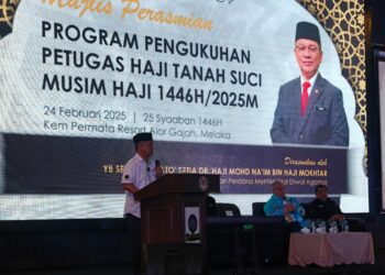 MOHD. NA'IM Mokhtar menyampaikan ucapan perasmian Program Pengukuhan Petugas Haji Tanah Suci Musim Haji 1446H/2025M di Kem Permata Resort, Alor Gajah, Melaka - UTUSAN/AMRAN ALI