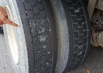 SEBUAH lori yang dikesan menggunakan tayar botak ketika Op Khas Gempur Teknikal 2025 di tiga plaza tol utama di Melaka.