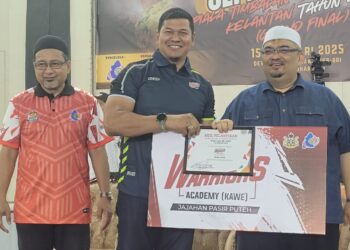 MOHAMED Fadzli Hassan (kanan) menyampaikan sijil pelantikan kepada jurulatih KAWE pada Majlis Perasmian Grand Final Kejohanan Sepak Takraw Piala Timbalan Menteri Besar Kelantan  2024, semalam.