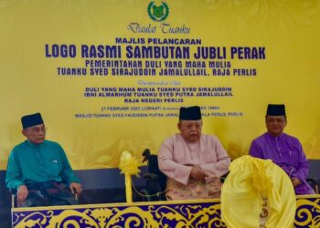 TUANKU Syed Sirajuddin Jamalullail (tengah) berkenan berangkat menyempurnakan Majlis Pelancaran Logo Sambutan Jubli Perak pemerintahan baginda di Masjid Tuanku Syed Faizuddin Putra Jamalullail, Batu 5, Jalan Kuala Perlis, Perlis