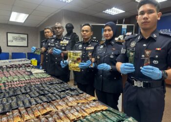 M. KUMAR (dua dari kiri) dan beberapa pegawai polis menunjukkan pelbagai jenis yang dirampas daripada tiga pengedar yang diberkas dalam sidang akhbar di IPK Johor di Johor Bahru.