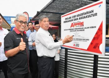 MOHAMAD Sabu menandatangani plak perasmian program Aquaculture Aspire yang dilaksanakan di SMK Jalan Kebun, Shah Alam, Selangor hari ini-UTUSAN/ SADDAM YUSOFF