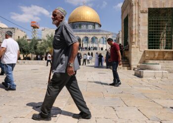 ORANG ramai berkumpul di hadapan Kubah Al-Sakhrah di perkarangan Masjid Al-Aqsa di Baitulmuqaddis, untuk menunaikan solat Jumaat.- AFP