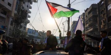 SEORANG lelaki mengibarkan bendera Palestin ketika orang ramai meraikan perjanjian gencatan senjata Hamas dan Israel di Gaza, pada 19 Januari lalu.- AFP