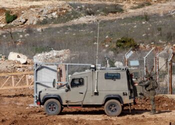 KENDERAAN tentera Israel ditempatkan di sempadan Israel-Lubnan, sehari sebelum tarikh akhir pengunduran.- AFP