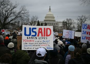 ORANG ramai membantah rancangan Donald Trump dan Elon Musk untuk menutup USAID di luar Capitol AS.- AFP