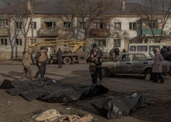 PEGAWAI polis Ukraine memeriksa mayat mangsa yang terbunuh dalam serangan peluru berpandu di Izyum, wilayah Kharkiv.-AFP