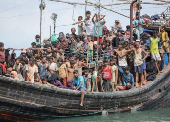 PELARIAN Rohingya terkandas di atas bot selepas masyarakat berhampiran memutuskan untuk tidak membenarkan mereka mendarat di Pineung, wilayah Aceh, pada 16 November 2023.- AFP