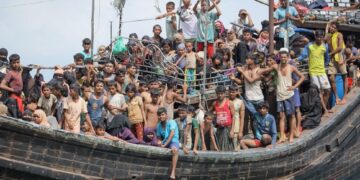 PELARIAN Rohingya terkandas di atas bot selepas masyarakat berhampiran memutuskan untuk tidak membenarkan mereka mendarat di Pineung, wilayah Aceh.- AFP
