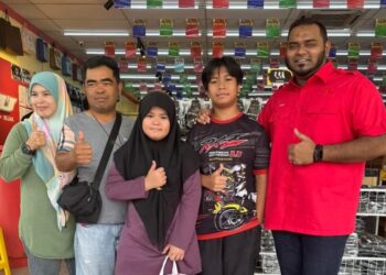 MUHAMAD Saiful bersama keluarga yang menerima bantuan menerusi Program Bantuan Kasih Mawar: Kembali Ke Sekolah 2025.