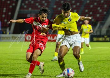 PEMAIN KDN FC cuba menghalang pemain Penang FC, Adip Ra'op (kanan) dalam aksi Liga Super pada Jumaat lalu-IHSAN PENANG FC,