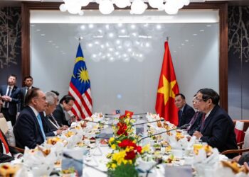 ANWAR Ibrahim bersama Minh Chinh dalam pertemuan di Hanoi bagi membincangkan kerjasama serantau antara Malaysia-Vietnam. - GAMBAR/FACEBOOK ANWAR IBRAHIM