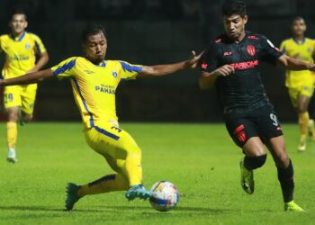 PERTAHAN Sri Pahang, Adam Nor Azlin ketika mengawal pergerakan pemain Terengganu FC dalam pertembungan Liga Super di Stadium Perbandaran Temerloh, kelmarin- IHSAN SRI PAHANG FC