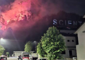 BELUKAR di puncak bukit berhampiran Taman Muzaffar Height di Ayer Keroh, Melaka terlibat dalam kebakaran besar petang semalam.
