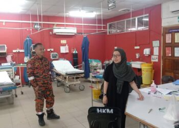 PASUKAN bomba memantau keadaan bangunan Hospital Kota Marudu susulan gempa bumi lemah yang berlaku hari ini-IHSAN BOMBA