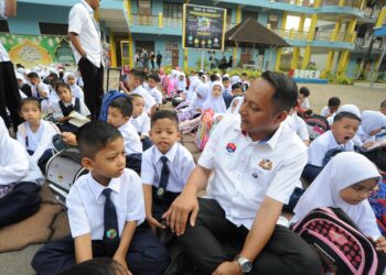 AZNAN Tamin berbual dengan pasangan kembar seiras, Muhammad Aisy Firas Mohd  Hairin (kiri) dan Muhammad Aisy Faris pada hari pertama sesi persekolahan di Sekolah Rintis Bangsa Johor di SK Seri Kota Puteri 4, Pasir Gudang. - UTUSAN/RAJA JAAFAR ALI 