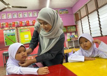 KEMBAR seiras, Nuradelia (kanan) dan Nuradena Mohd. Shahrizal memulakan alam persekolahan di SK Dato’ Wan Kemara, Changlun di Kubang Pasu.