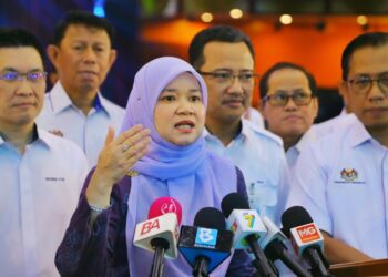 Fadhlina Sidek, ketika sidang akhbar pada Majlis Peluncuran dan Karnival Generasi Madani Kementerian Pendidikan Tahun 2025 di Dewan Tuanku Canselor, Universiti Sains Islam Malaysia (USIM) Nilai, hari sini.-UTUSAN /MOHD SHAHJEHAN MAAMIN