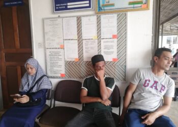 TUN Mohd. Khairul Tun Ariffin (tengah) kelihatan sugul di pekarangan Bilik Forensik Hospital Hulu Terengganu. -  UTUSAN / NOOR HAYATI MAMAT