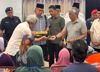AL-SULTAN Abdullah Ri’ayatuddin Al-Mustafa Billah Shah berkenan mencemar duli menyantuni mangsa banjir di Pusat Pemindahan Sementara (PPS) Sekolah Menengah Kebangsaan Karak Setia, Karak, Bentong, Pahang.