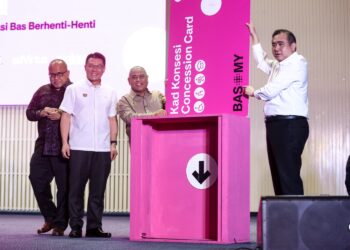 ANTHONY Loke (kanan) dan Saarani Mohamad pada Majlis Pelancaran SBST BAS.MY Ipoh di Dewan Bandaraya Ipoh hari ini. - UTUSAN/MUHAMAD NAZREEN SYAH MUSTHAFA