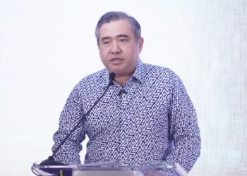 MENTERI Pengangkutan, Anthony Loke berucap pada pelancaran pengoperasian lokomotif dan gerabak pajakan 'Pay As Use' untuk perkhidmatan kereta api kargo di Stesen Keretapi Tanah Melayu (KTM) Sentul di sini hari ini. UTUSAN/FAUZI BAHARUDIN