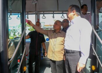 ANTHONY Loke (kanan) dan Menteri Besar Perak, Datuk Seri Saarani Mohamad pada Majlis Pelancaran SBST BAS.MY Ipoh di Dewan Bandaraya Ipoh hari ini. - UTUSAN/MUHAMAD NAZREEN SYAH MUSTHAFA
