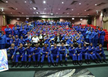 ANGGOTA Angkatan Pertahanan Awam (APM) dalam Majlis Peluncuran Sasaran +1000 Jurulatih di Akademi Latihan Pertahanan Awam (ALPHA), Bangi, Selangor, semalam.