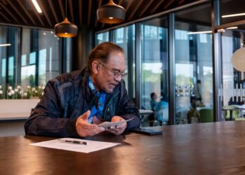 ANWAR Ibrahim menerima panggilan telefon Emmanuel Macron.-FB ANWAR IBRAHIM