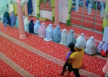 RAKAMAN video yang menunjukkan insiden cubaan mencabul kanak-kanak perempuan dalam ruang solat jemaah wanita dalam masjid di Batang Kali, Selangor. – MEDIA SOSIAL