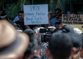 pesawah berhimpun memohon harga lantai padi RM1,800 di perkarangan Wisma Tani, Putrajaya baru-baru ini. – UTUSAN/FAIZ ALIF