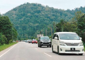 KENDERAAN pengguna perlahan melalui bandar Gua Musang, Kelantan semalam. 
– UTUSAN/AIMUNI TUAN LAH
