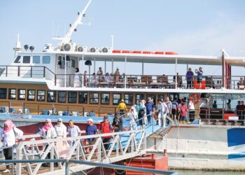 PELANCONG mengambil peluang menaiki perkhidmatan cruise ketika berkunjung ke Pulau Langkawi.