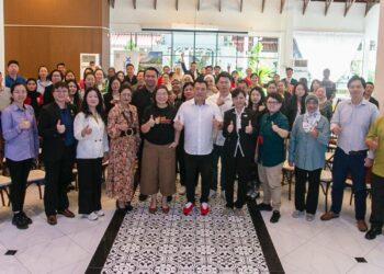 LOH Sze Yee (tengah) bersama pemain sektor industri Perak, Selangor dan Negeri Sembilan dengan penggiat pelancongan China di Ipoh, Perak.