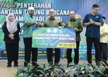 SHAM Mat Sahat (dua dari kanan) pada majlis penyerahan bantuan bencana tanaman padi kepada pesawah di Bagan Serai kelmarin. – UTUSAN/WAT KAMAL ABAS