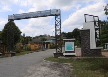 Pintu masuk Tasik Bera yang sepi tanpa kehadiran pelawat setelah tujuh tahun ditutup sebagai lokasi ekopelancongan negara. –UTUSAN/SALEHUDIN MAT RASAD