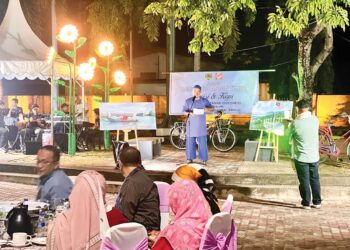 ANTARA penyair yang mendeklamasikan puisi dalam program Angin Timur: Puisi dan Kopi yang berlangsung di Taman Awam Lencongan 2, Kangar, Perlis kelmarin. – UTUSAN/MOHD. HAFIZ ABD. MUTALIB