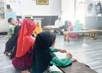 KANAK-kanak Rohingya yang belajar di Madrasah Darul Umum Rohingya di Parit Buntar. – UTUSAN/WAT KAMAL ABAS