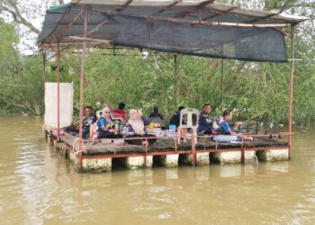 KAKI pancing memancing udang galah dari atas rakit pelampung 
di muara Sungai Perak di Bagan Datuk.