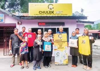 PENDUDUK menunjukkan cenderamata yang dihasilkan di Galeri Seni Chulek, Kampung Chulek, Gopeng. – UTUSAN/MEGAT LUTFI MEGAT RAHIM