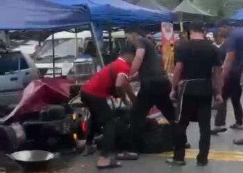 TANGKAP layar video memaparkan beberapa individu memukul seorang lelaki kategori orang kurang upaya (OKU) selepas terlanggar salah sebuah gerai jualan dengan motosikalnya di Pasar Tani Padang Astaka Chukai, Kemaman, Terengganu, bulan lalu.