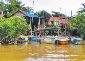 KEADAAN rumah setinggan tepi Sungai Perak yang sebahagian besarnya dibina atas rizab sungai selain berhadapan pelbagai isu terutama pembuangan sampah dan aspek keselamatan. – UTUSAN/AIN SAFRE BIDIN